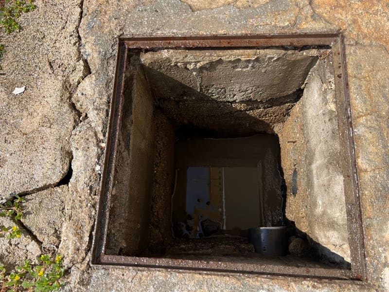Φρεάτιο αποχέτευσης πριν τον καθαρισμό