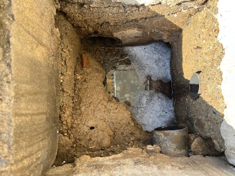 Σύνδεση αγωγών σε φρεάτιο υπό επιθεώρηση