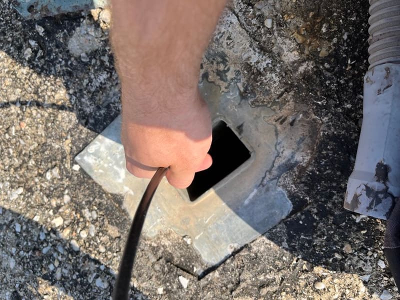 Εισαγωγή εξοπλισμού απόφραξης στο φρεάτιο