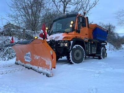 Εκχιονιστικό όχημα με λεπίδα σε συνθήκες χιονόπτωσης